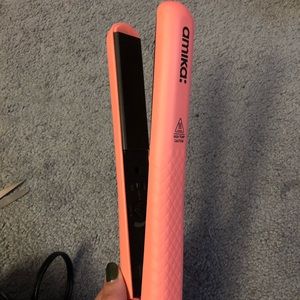 Amika Straightener